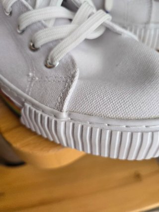 Tenis blancos con arcoíris