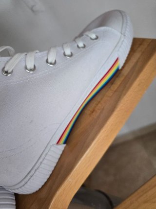 Tenis blancos con arcoíris