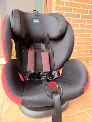 Silla de coche Chicco negra y roja giratoria 360