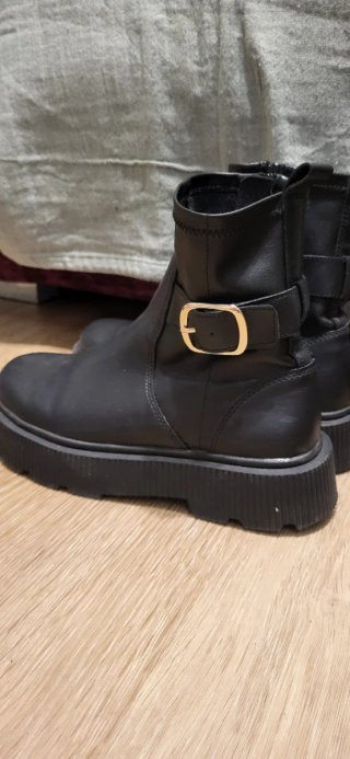 Botines negros Zara con hebilla