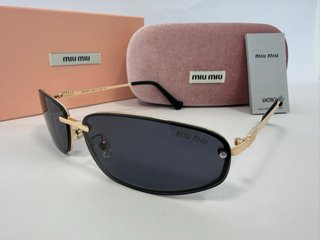 Gafas de sol Miu Miu negras y doradas