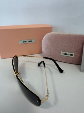 Gafas de sol Miu Miu negras y doradas