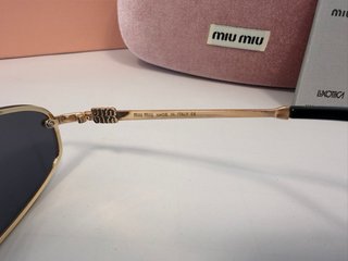 Gafas de sol Miu Miu negras y doradas