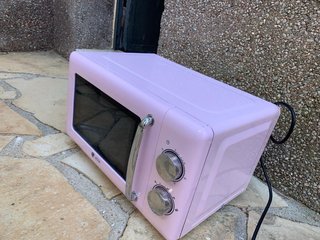 Microondas rosa estilo retro ARTROM