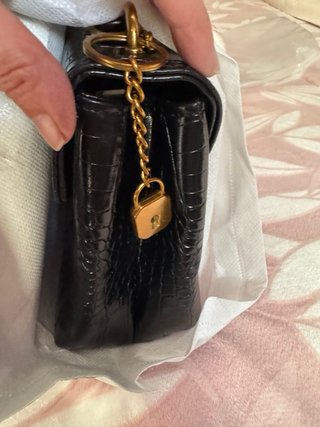 Borsa in pelle nera a effetto coccodrillo da donna