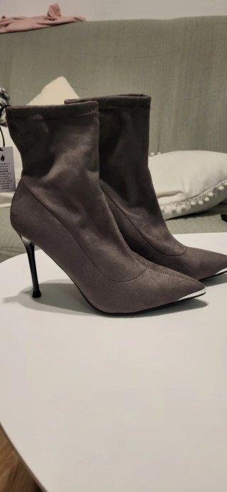 Botines grises tacón aguja punta metálica nuevos!!