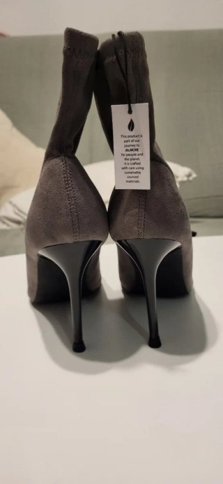 Botines grises tacón aguja punta metálica nuevos!!