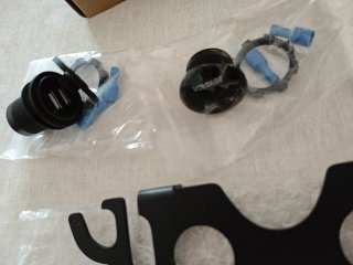 Soporte Voltímetro y USB V-Strom