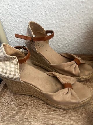 Cuñas beige lazo marrón talla 38