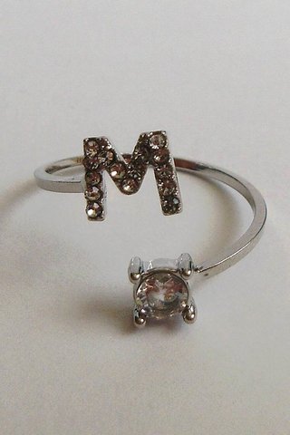 Anillo de letra "M"