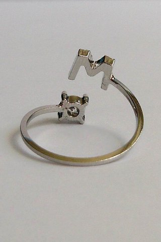 Anillo de letra "M"