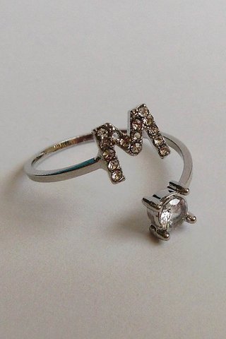 Anillo de letra "M"