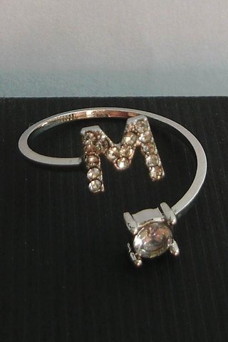 Anillo de letra "M"