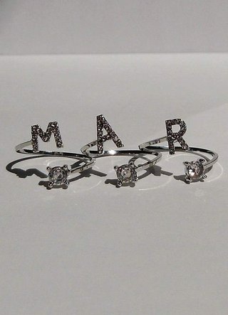Anillo de letra "M"