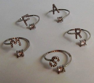 Anillo de letra "M"
