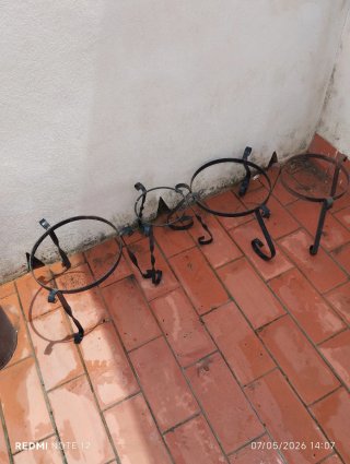 Soporte para macetas de metal negro