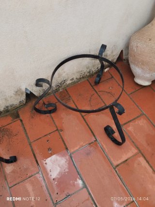 Soporte para macetas de metal negro