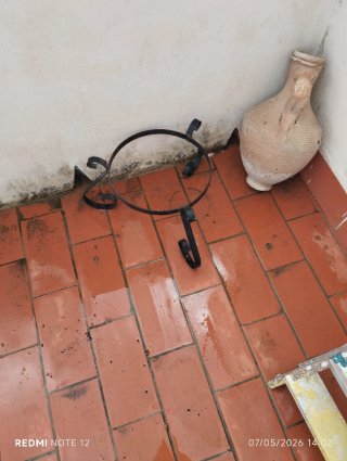 Soporte para macetas de metal negro