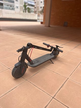 Patinete Eléctrico Xiaomi + Casco Negro