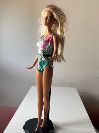 Muñeca Barbie con bañador floral