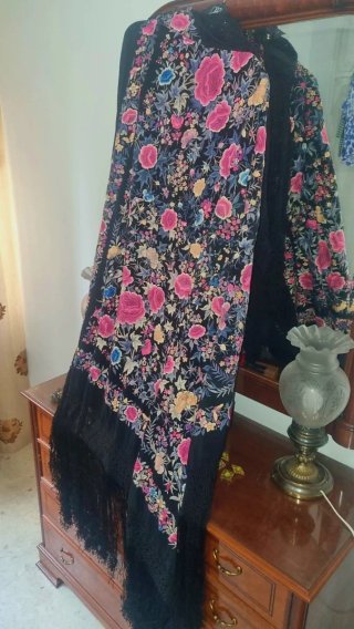 Mantón de Manila antiguo bordado. De seda