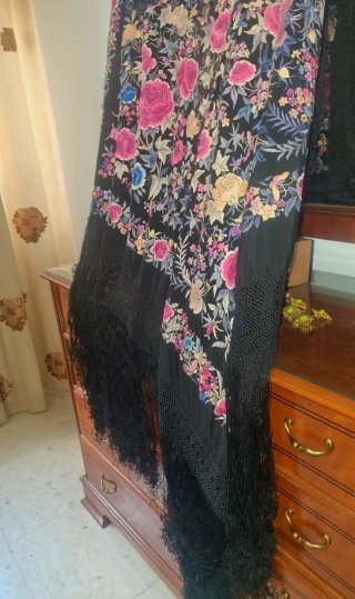 Mantón de Manila antiguo bordado. De seda