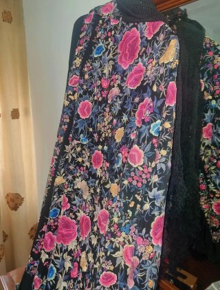 Mantón de Manila antiguo bordado. De seda