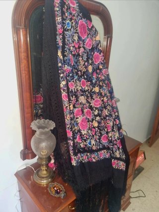 Mantón de Manila antiguo bordado. De seda