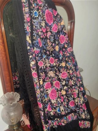 Mantón de Manila antiguo bordado. De seda