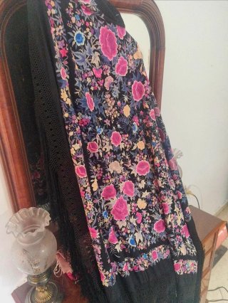 Mantón de Manila antiguo bordado. De seda