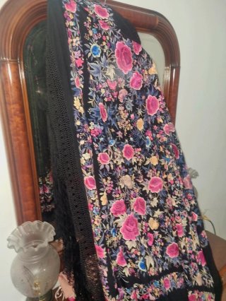 Mantón de Manila antiguo bordado. De seda