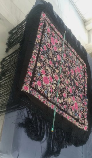Mantón de Manila antiguo bordado. De seda