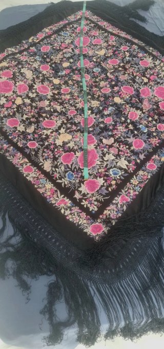 Mantón de Manila antiguo bordado. De seda