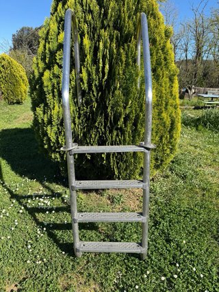 Escalera de piscina metálica