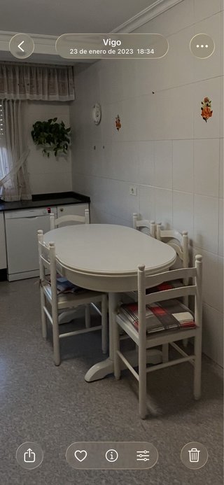 Mesa de comedor o cocina blanca