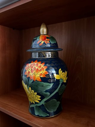 Jarrón de cerámica floral azul y dorado