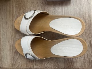 Sandalias de tacón blancas y marrones