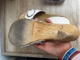 Sandalias de tacón blancas y marrones