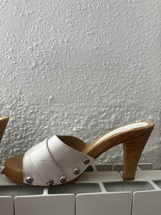 Sandalias de tacón blancas y marrones