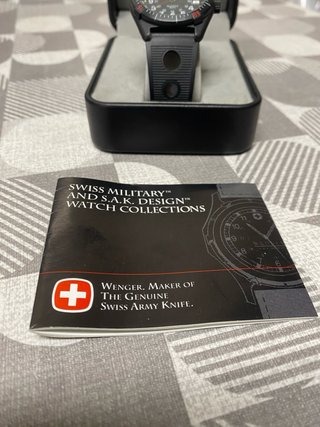 Reloj Wenger Negro y Rojo