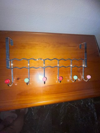 Perchero de metal con bolas de colores