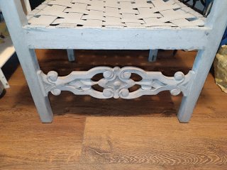 Silla antigua de madera y tela