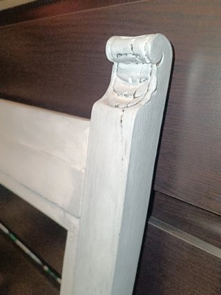 Silla antigua de madera y tela