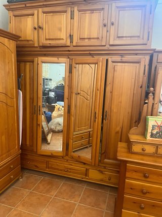 Muebles de pino: armario y cómoda