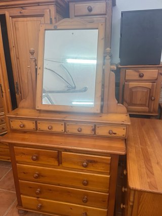 Muebles de pino: armario y cómoda