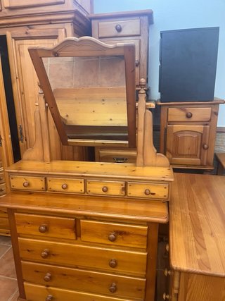 Muebles de pino: armario y cómoda