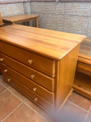 Muebles de pino: armario y cómoda
