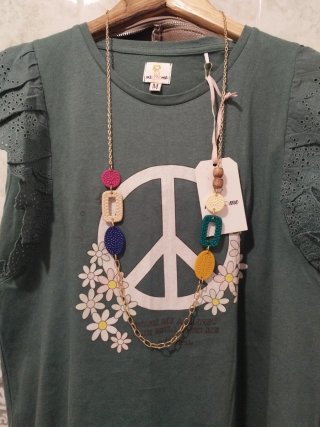 Camiseta sin estrenar talla M con collar