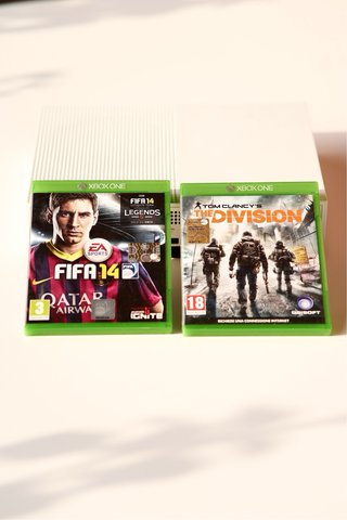 Xbox One S 500GB + Controller Nero + 2 Giochi