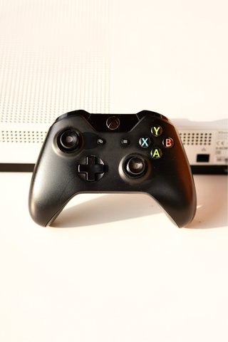 Xbox One S 500GB + Controller Nero + 2 Giochi